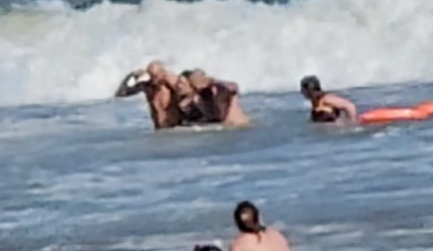 Guardavidas de Pehuen Co rescataron a una madre y sus hijas del mar