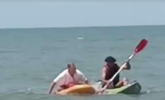 Rescataron a un kayakista que se dio vuelta en el mar en Pehuen Co