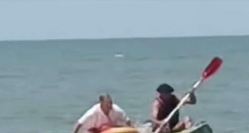 Rescataron a un kayakista que se dio vuelta en el mar en Pehuen Co