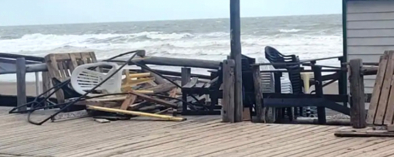 Sudestada en Monte Hermoso: daños en la costanera y carpas de los paradores