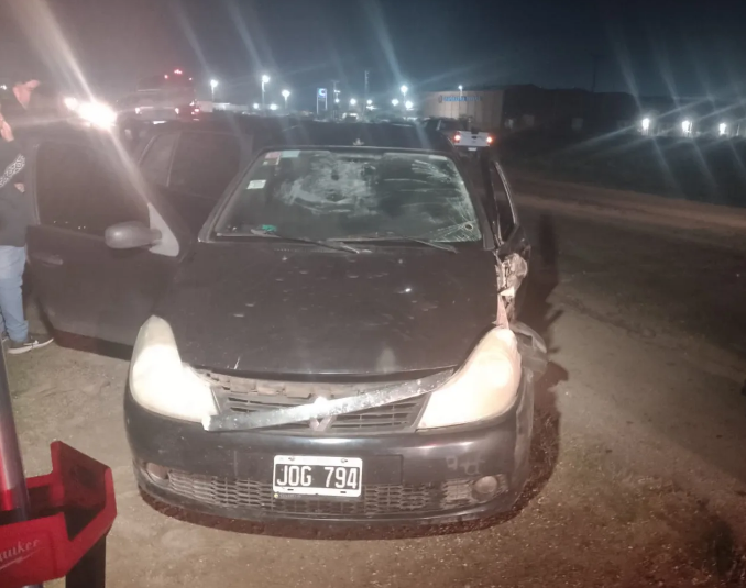Tras un fuerte choque, un camionero huyó