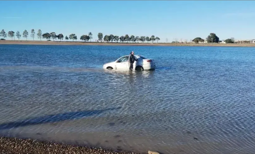 Un auto quedó atrapado en el mar y un joven sufrió hipotermia