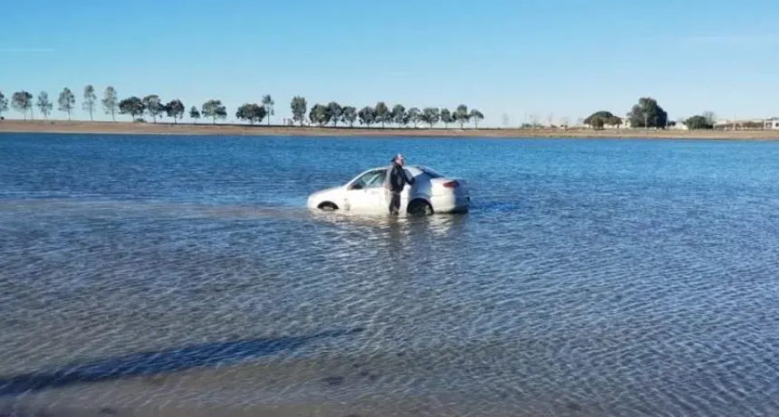 Un auto quedó atrapado en el mar y un joven sufrió hipotermia