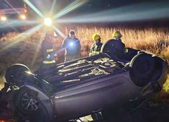 Volcó un auto en la Ruta 51 y lo abandonaron