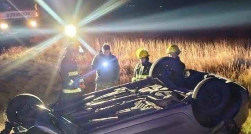 Volcó un auto en la Ruta 51 y lo abandonaron
