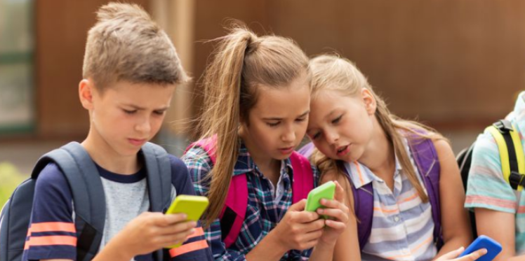 Los chicos no podrán usar celular en las escuelas primarias bonaerenses
