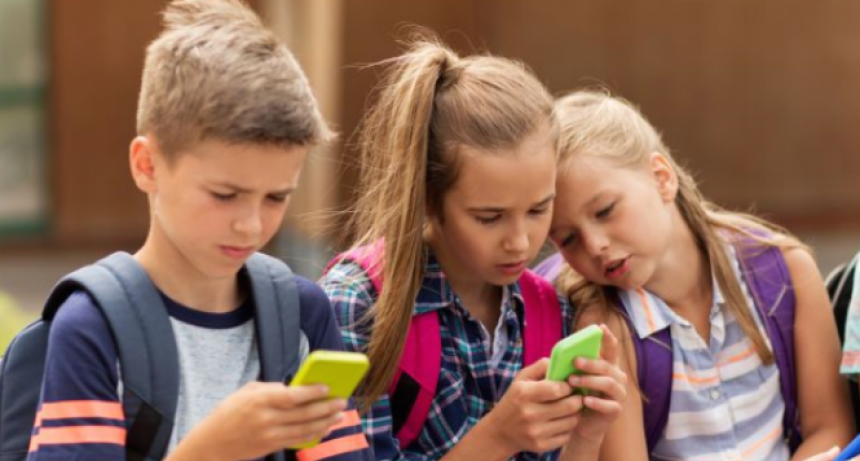 Los chicos no podrán usar celular en las escuelas primarias bonaerenses