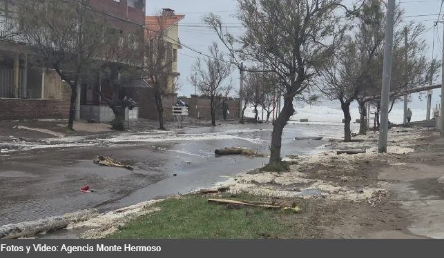 Por una sudestada, el agua lleg&oacute; hasta la costanera en Monte Hermoso