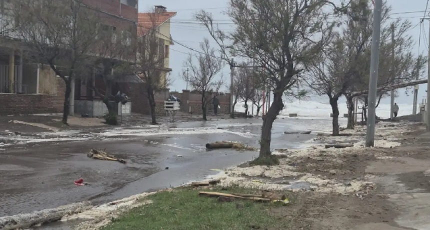 Por una sudestada, el agua lleg&oacute; hasta la costanera en Monte Hermoso