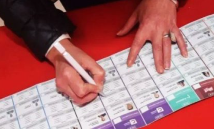 Sancionarán con multas de $77.000 a las personas que se saquen fotos con su voto