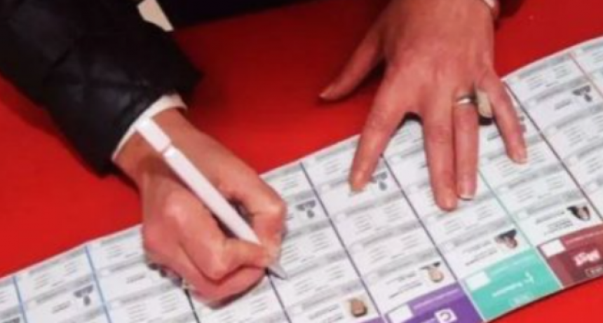 Sancionarán con multas de $77.000 a las personas que se saquen fotos con su voto