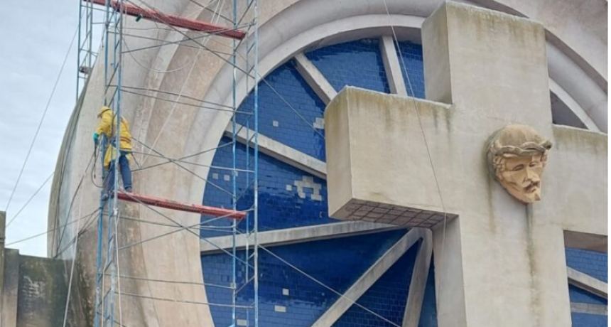 Comenzó la restauración del portal del Cementerio de Saldungaray, obra de Francisco Salamone