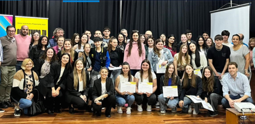 Los jóvenes que participaron del programa Orientando tu futuro 2025 recibieron sus diplomas e informes