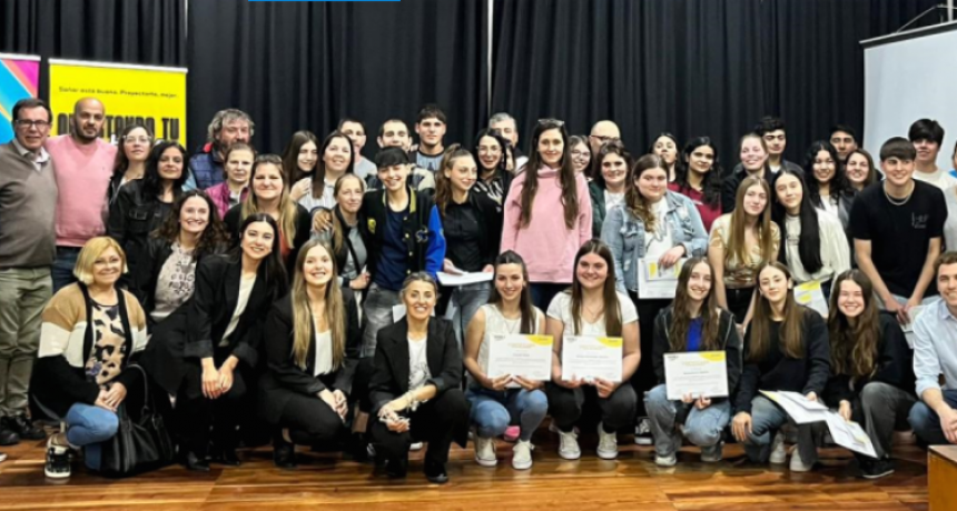 Los jóvenes que participaron del programa Orientando tu futuro 2025 recibieron sus diplomas e informes