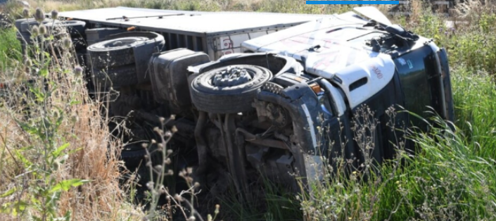 Un camión cayó adentro de una zanja en la Ruta 35: el conductor dio positivo en cocaína