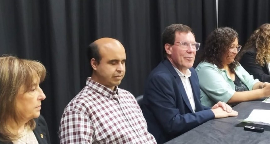 Juan Chalde y autoridades del ISFDyT Nº62 presentaron tres nuevas carreras terciarias