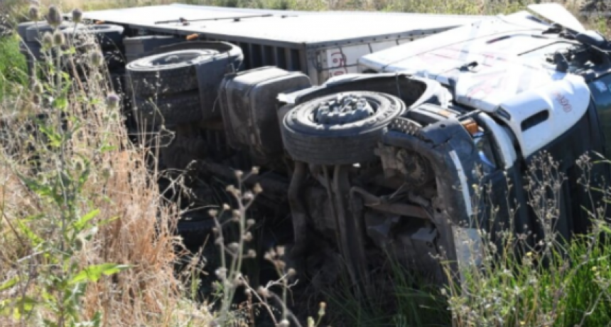 Un camión cayó adentro de una zanja en la Ruta 35: el conductor dio positivo en cocaína